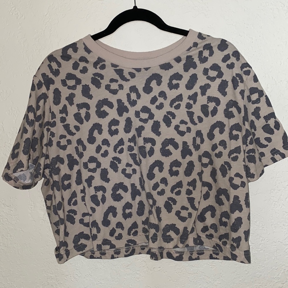 Colsie Leopard Crop Top - Picture 4 of 7
